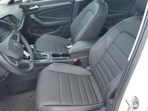 Certified 2024 Volkswagen Jetta SE w/ Panoramic Sunroof Package FWD image 17