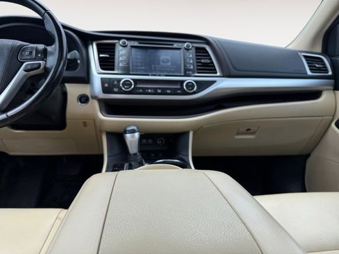 Used 2018 Toyota Highlander XLE AWD/4WD image 11