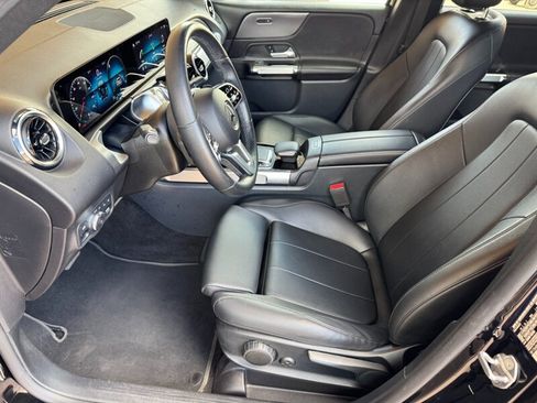 Used 2022 Mercedes-Benz GLB 250 4MATIC w/ Premium Package Lite image 9