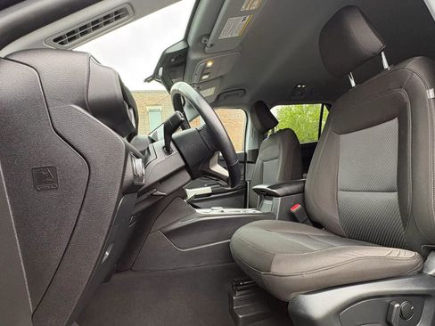 Used 2022 Ford Explorer XLT AWD/4WD image 2