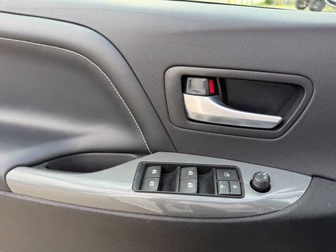 Used 2017 Toyota Sienna SE Premium image 25