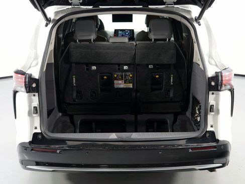 Used 2021 Toyota Sienna Limited image 9