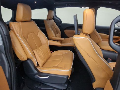 Used 2023 Chrysler Pacifica Pinnacle FWD image 26