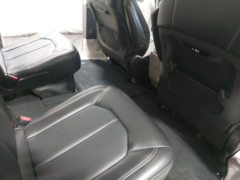 Used 2024 Chrysler Pacifica Touring-L image 11