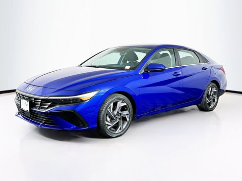 Used 2025 Hyundai Elantra SEL FWD image 3