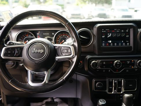 Used 2020 Jeep Gladiator Sport w/ Technology Group AWD/4WD image 15