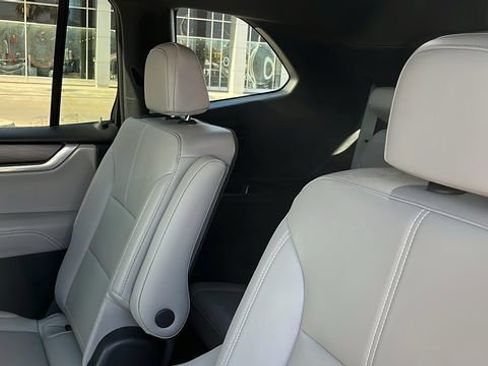 Used 2025 GMC Acadia Elevation w/ Elevation Premium Package FWD image 18