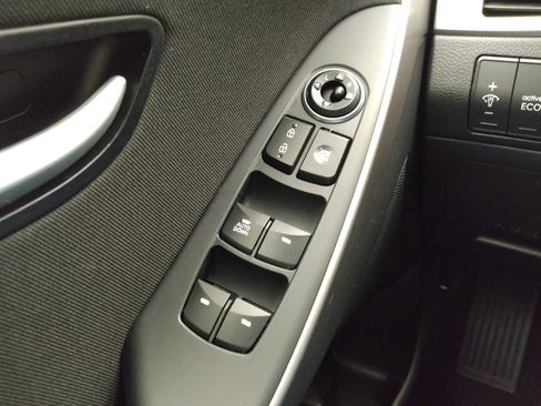 Used 2017 Hyundai Elantra GT image 27