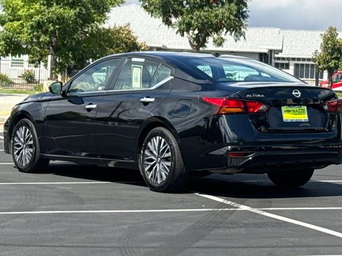 Used 2025 Nissan Altima 2.5 SV FWD image 3