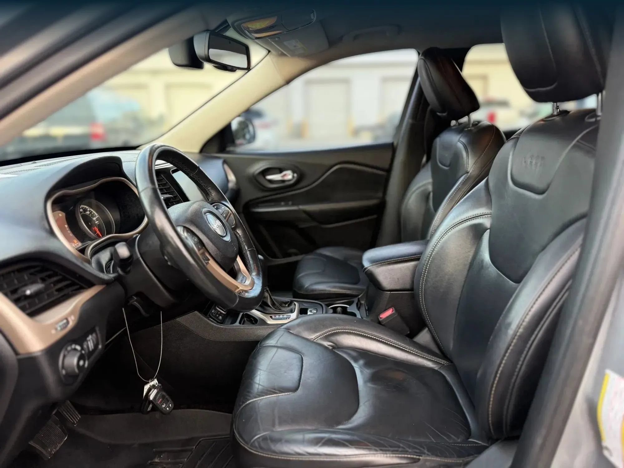 Used 2017 Jeep Cherokee Limited FWD image 2