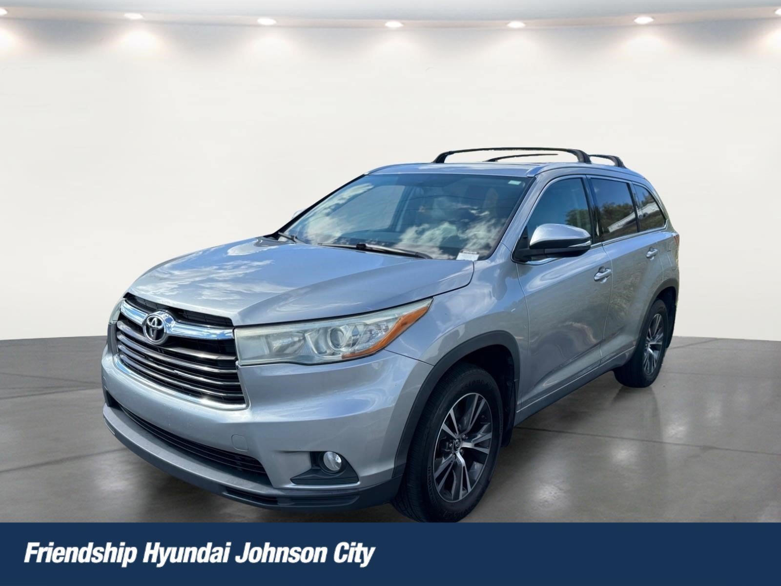 Used 2016 Toyota Highlander XLE AWD/4WD image 1