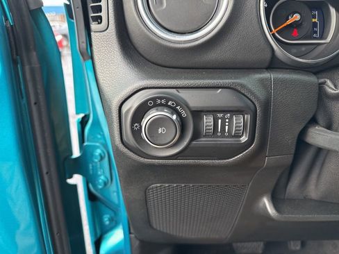 Used 2020 Jeep Wrangler Unlimited Sahara image 23