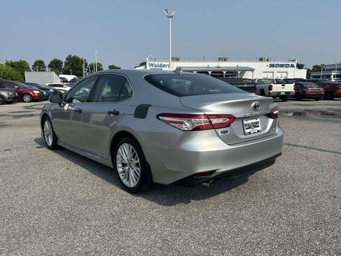 Used 2020 Toyota Camry XLE w/ Sunroof Package FWD image 4