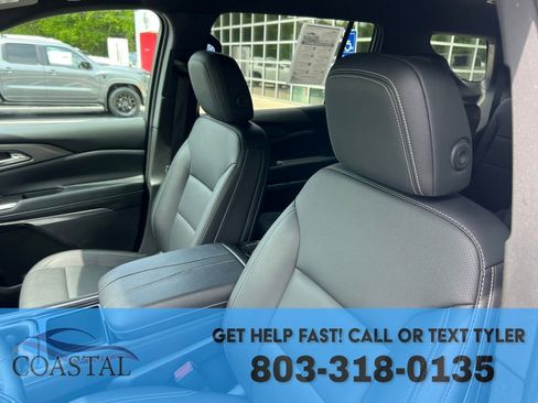 Used 2025 Chevrolet Traverse LT FWD image 11