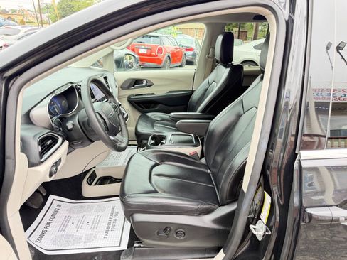 Used 2023 Chrysler Pacifica Touring-L FWD image 12