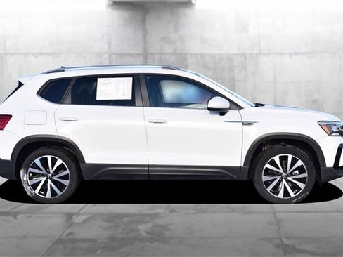 Certified 2022 Volkswagen Taos SE image 5