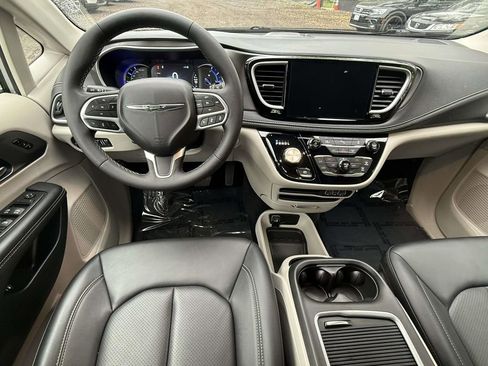 Used 2024 Chrysler Pacifica Select image 14