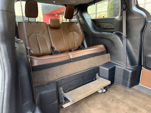 Used 2017 Chrysler Pacifica Limited w/ Advanced Safetytec Group image 41