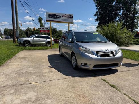 Used 2014 Toyota Sienna XLE FWD image 2