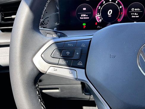 Certified 2025 Volkswagen Tiguan SE image 24