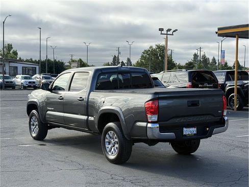 Used 2017 Toyota Tacoma SR5 w/ Tow Package RWD image 4