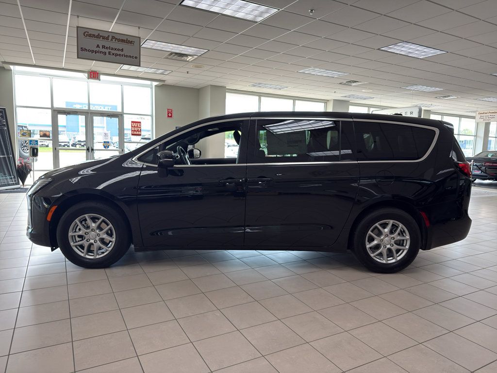New 2027 Chrysler Pacifica Select FWD image 6