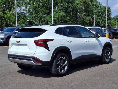 Used 2025 Chevrolet Trax LT w/ LT Convenience Package FWD image 2