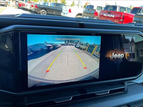 Used 2024 Jeep Wrangler Unlimited Sahara image 21