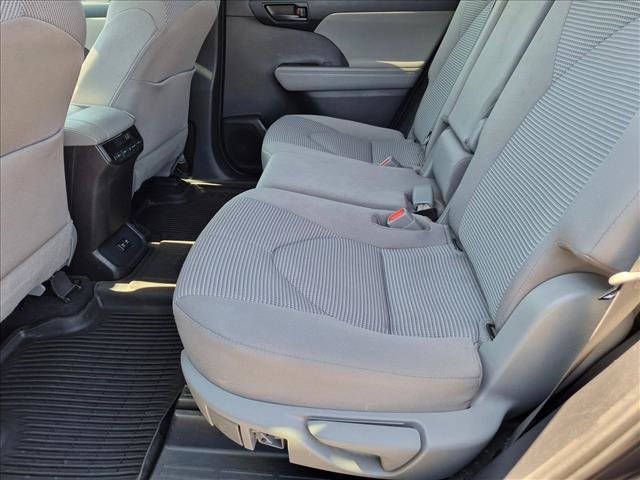 Used 2020 Toyota Highlander L FWD image 16