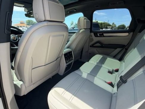 Used 2022 Porsche Cayenne Platinum Edition AWD/4WD image 13
