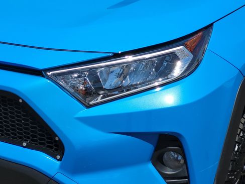 Used 2020 Toyota RAV4 XLE w/ Convenience Package AWD/4WD image 5