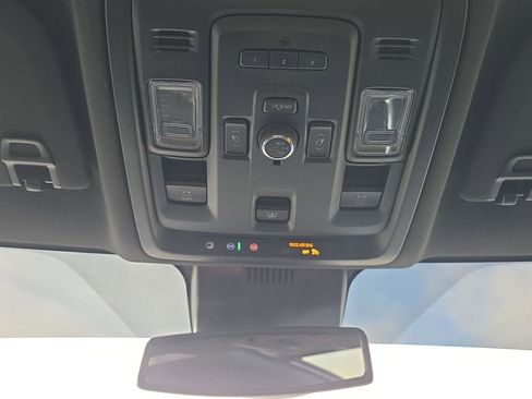 Used 2024 GMC Yukon SLT w/ SLT Luxury Package image 29