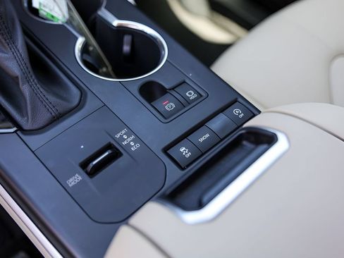 Used 2021 Toyota Highlander XLE FWD image 21
