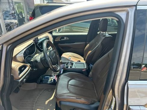 Used 2017 Chrysler Pacifica Limited w/ UConnect Theater Package FWD image 5