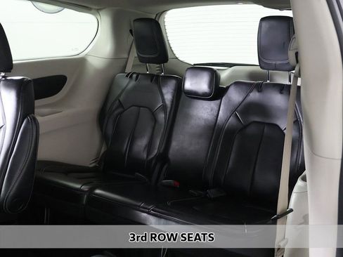 Used 2023 Chrysler Pacifica Touring-L image 8