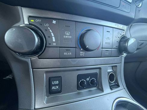 Used 2012 Toyota Highlander SE image 18