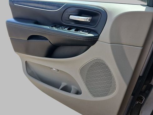 Used 2015 Chrysler Town & Country Touring FWD image 33