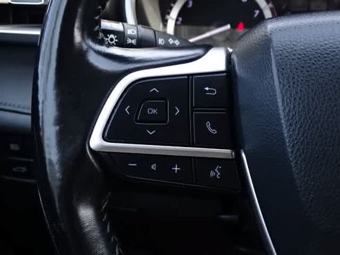 Used 2022 Toyota Highlander XLE FWD image 37