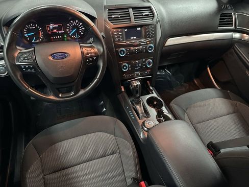 Used 2018 Ford Explorer XLT image 12