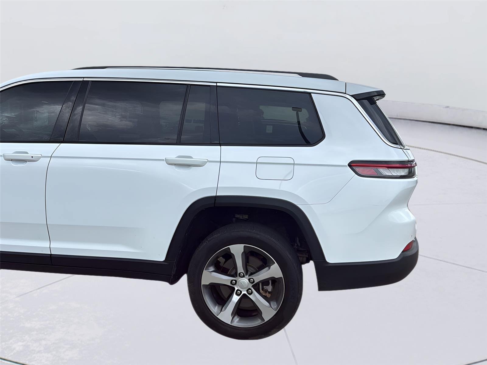 Used 2023 Jeep Grand Cherokee L Limited RWD image 5