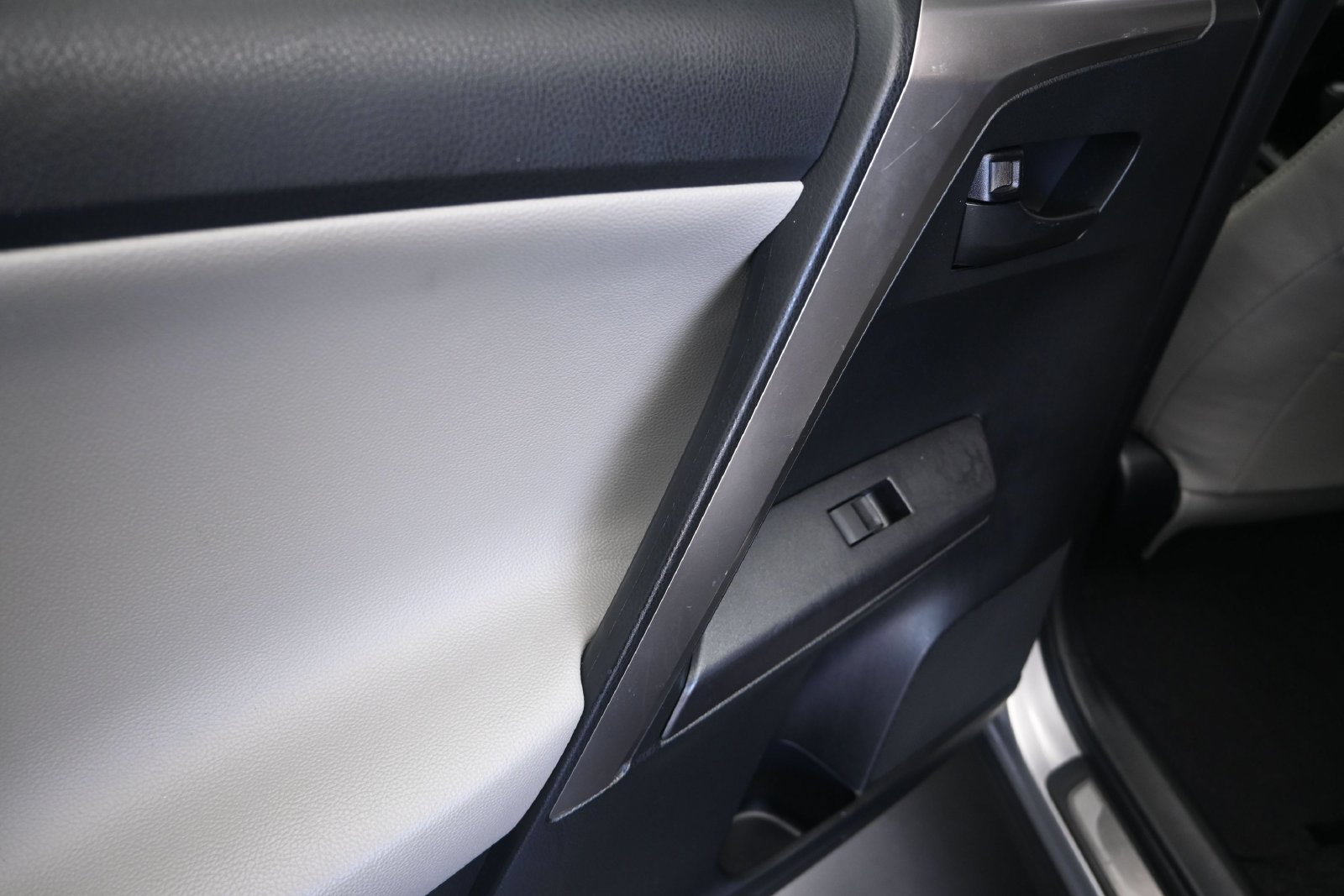 Used 2018 Toyota RAV4 LE FWD image 15