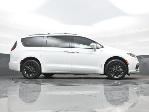 Used 2021 Chrysler Pacifica Touring-L w/ Uconnect Theater Family Group image 32