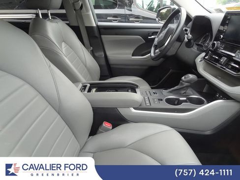 Used 2022 Toyota Highlander XLE AWD/4WD image 9