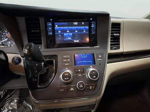Used 2015 Toyota Sienna XLE AWD/4WD image 11