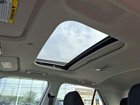 Used 2025 Hyundai Venue SEL FWD image 14