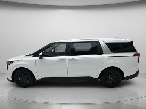 Used 2025 Kia Carnival FWD image 8