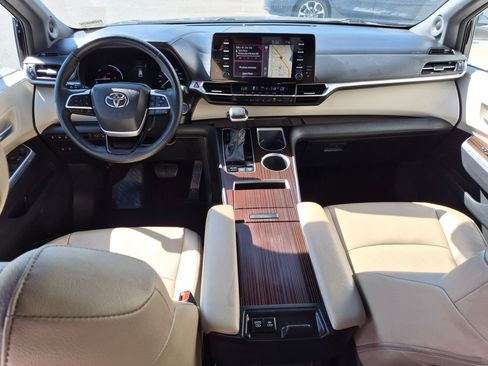 Used 2023 Toyota Sienna XLE w/ XLE Plus Package AWD/4WD image 31