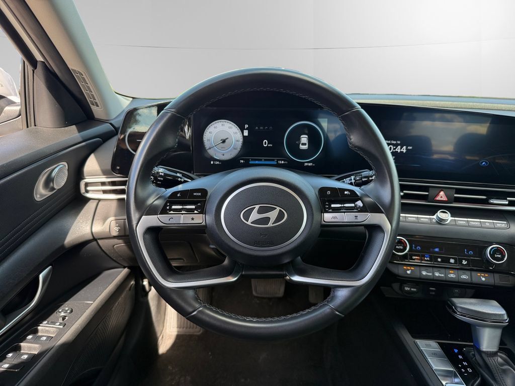 Used 2025 Hyundai Elantra Limited FWD image 12