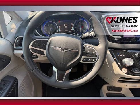 Used 2024 Chrysler Pacifica Touring-L FWD image 15