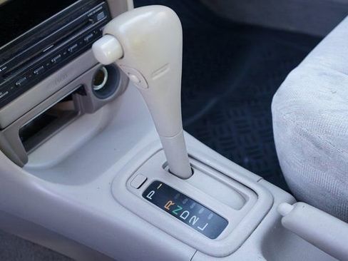 Used 2000 Toyota Corolla CE image 2